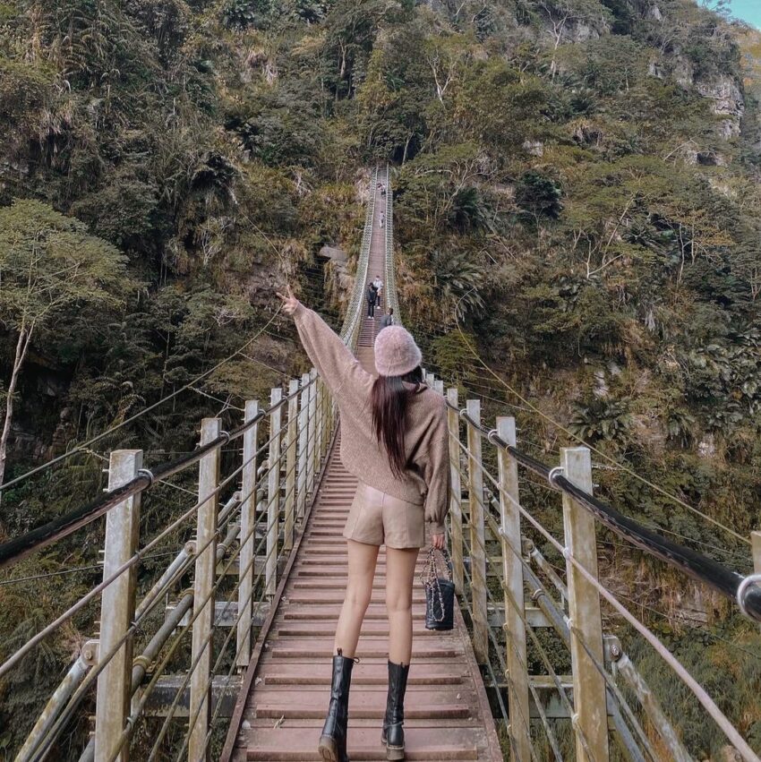 太極美地｜竹山景點，竹山天梯位於著名的「太極峽谷」之上，更是世界唯二的「斜張式階梯吊橋」，兩端落差達20公尺的吊橋垂落在山林之中，彷彿一抹微笑展現在空中