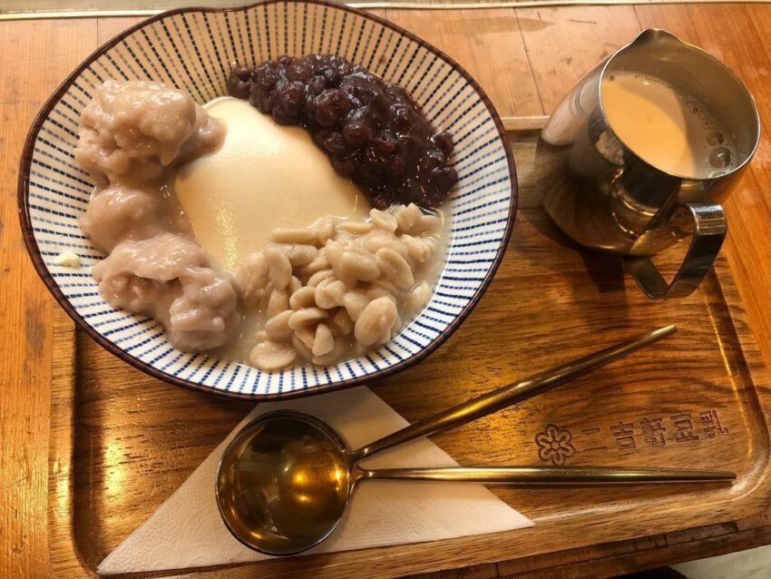 永康街美食 【永康街美食】挖掘 16 家永康商圈、捷運東門站美食餐廳、巷弄小吃、人氣甜點清單! 永康街美食 2022 永康街美食_二吉軒豆乳