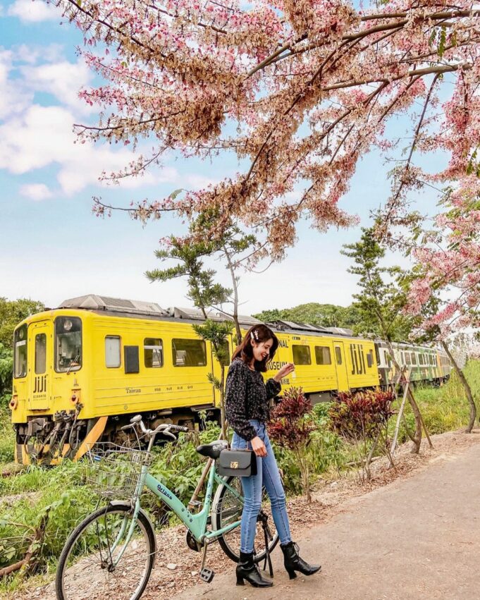 漫遊集集線｜二水觀光自行車道，是一條沿著集集支線建設的自行車道，全長約8公里，沿途會經過八堡圳水道、二水車站、林先生廟等觀光景點，途中雋朗的田園風光、隨著不同季節綻放的花朵、果樹、田野中的老樹、木屋，讓二水觀光自行車道擁有舒爽的自然景色。