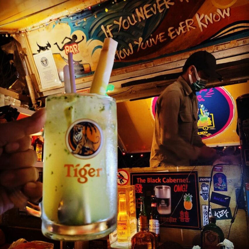 墾丁大街位於四季如夏的恆春,白天這裡充滿著沖浪店、紋身店、紀念品店、特色餐廳等,到了夜晚,街道便開始活躍了起來 墾丁大街 大街特色