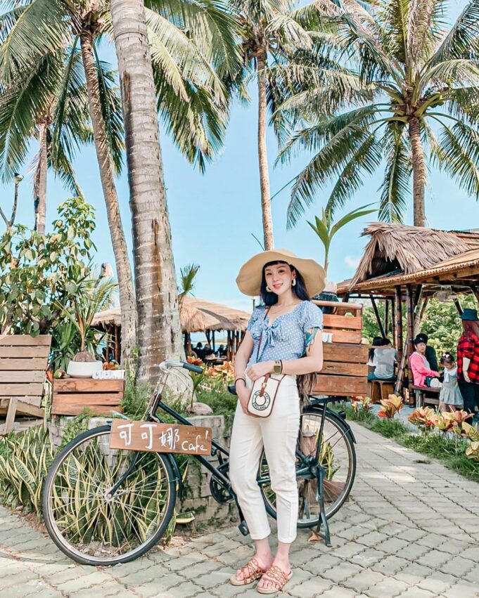 台東打卡咖啡廳 | #9台東可可娜咖啡 coconut cafe’,茅草搭建的涼亭、高聳的椰子樹、大片的紅色花牆,可愛的白色洋傘,還有一望無際的藍色大海,只看照片的話,真的會讓人以為是來到了熱帶小島渡假吧! 台東咖啡廳