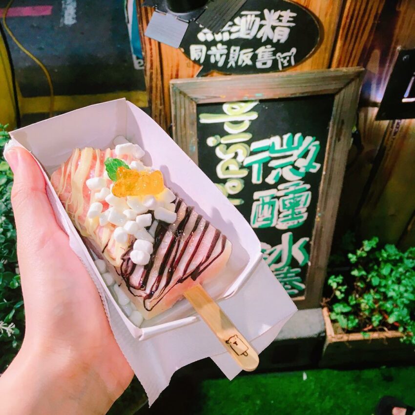 墾丁大街│冰品飲料,微醺冰棒使用水果製成的冰棒吃起來微微的酸,上頭再浮誇的鋪上甜蜜蜜的綿花糖,以及浸了酒的小熊軟糖 墾丁大街 微醺冰棒