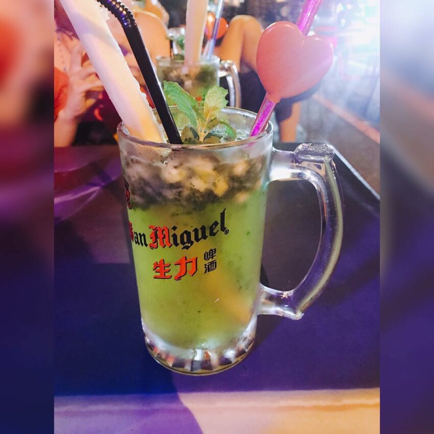 墾丁大街│冰品飲料,比起一般的酒吧,行動酒吧氣氛更加隨性,沒有太多的規矩,甚至也可以攜帶外食來喝酒,正好攤車旁就有幾間烤蚵店和披薩店,叫點下酒菜在這裡吃,有種混合了夜市與酒吧特色的感覺呢! 墾丁大街 馬的吧子