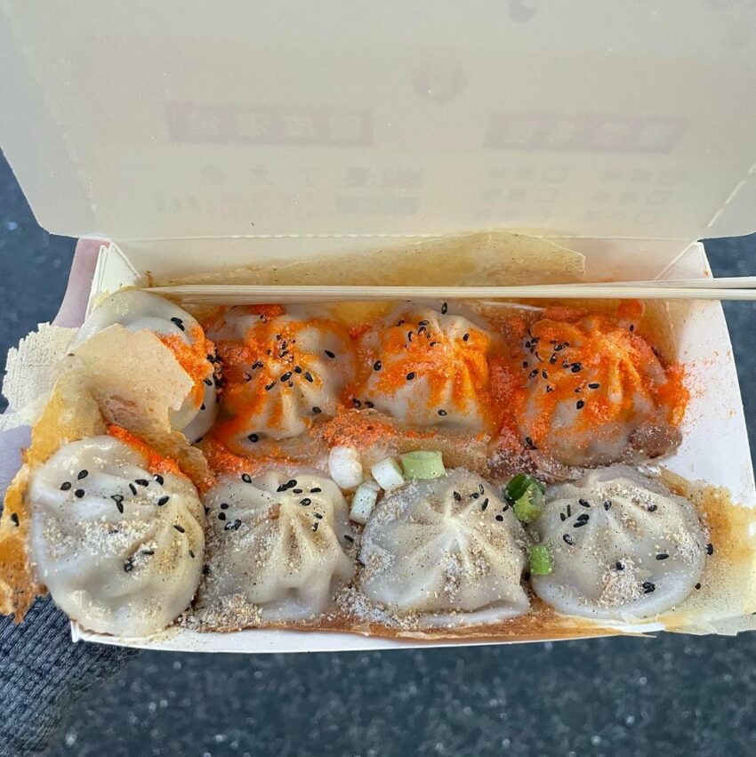 墾丁大街 |特色小吃,墾丁的蕭記脆皮小籠湯包薄皮的小籠湯包在鐵板上滋滋作響,油煎的香味令人食指大動,享用時要特別小心燙嘴,鮮美鹹香的湯汁從咬下的地方溢出,薄脆的外皮喀嗞作響 墾丁大街 墾丁脆皮湯包