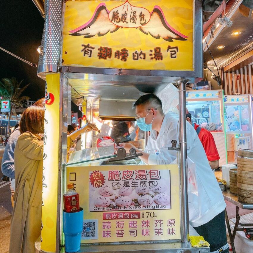墾丁大街│特色小吃,墾丁脆皮湯包肉餡鹹淡適中,再灑上不同的調味粉,讓常見的小籠包有了不同的吃法。湯包除了常見的原味和辣味,更有起司、蒜味等共六種口味,其中蒜味是店裡的招牌,恰到好處的蒜香產生了很好的提味效果。 墾丁大街 墾丁脆皮湯包