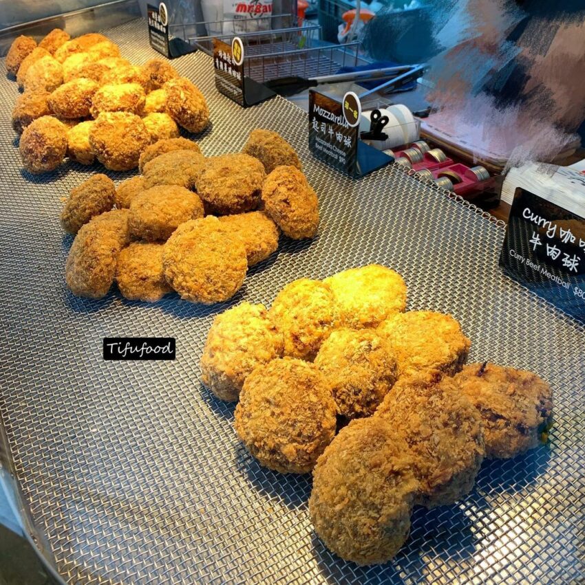 墾丁大街│特色小吃,Mr. Ball炸肉球外觀是非常美式的攤車,在人潮眾多的墾丁大街上,也相當顯眼。厚實的牛肉排包裏上麵包屑下去炸得金黃酥香 墾丁大街 Mr.Ball炸肉球