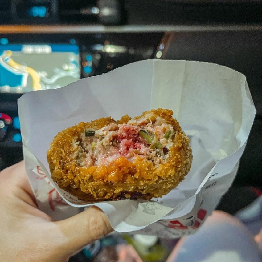 墾丁大街│特色小吃,Mr.Ball炸肉球香濃牽絲的莫札瑞拉起司更加勾起了食慾。除了常見的起司牛肉球口味,還有充滿創意的甜菜根剝皮辣椒豬肉、培根蘋果豬肉等口味,讓無法吃牛肉的民眾,也能一嚐炸肉球的美味。 墾丁大街 Mr.Ball炸肉球