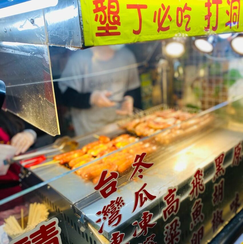 墾丁大街│特色小吃,墾丁飛魚卵打洞香腸是在浸了高梁酒的肉餡內加入飛魚卵,十分具有特色。現烤出來的香腸,咬下後肉汁四溢,除了特別的口感外,還能吃到淡淡的酒香 墾丁大街 墾丁飛魚卵打洞香腸