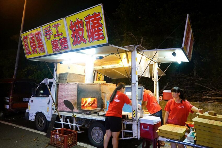 墾丁大街│異國料理,紅磚窯窯烤披薩,攤車上大大的烤爐放入有著獨特香氣的龍眼木,將餅皮外圍烤得微微的焦脆,而蓋著餡料和起司的部份,卻仍有著Q彈的口感 墾丁大街 紅磚窯窯烤披薩