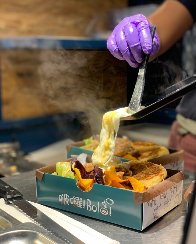 墾丁大街│異國料理,啵囉!BOLO!超強大的起司瀑布,厚厚的一層切達乳酪和莫札瑞拉起司,覆蓋在調味過的醬燒肉上,看起來真是太邪惡了!如此豐富的內容物,千萬要餓著肚子來買才行。 墾丁大街 啵囉!BOLO!
