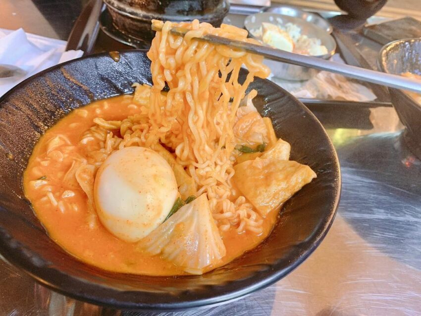 宜蘭宵夜 | #5粉食韓式小吃,你也想像韓劇主角一樣,吃著韓國炒年糕或拉麵當宵夜嗎?粉食的菜色不多,總共分為鍋物、炒年糕、炸醬拉麵三類,每一樣都是在韓國節目裡常見的國民料理。 宜蘭宵夜 | #5粉食韓式小吃,你也想像韓劇主角一樣,吃著韓國炒年糕或拉麵當宵夜嗎?粉食的菜色不多,總共分為鍋物、炒年糕、炸醬拉麵三類,每一樣都是在韓國節目裡常見的國民料理。