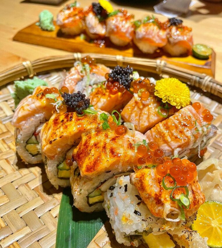 宜蘭宵夜 | #6日嚐こんばんは,必點的握壽司首選鮭魚,油脂豐富的鮭魚切得相當厚實,稍微炙燒過後的香氣,留在鮭魚表面,卻不影響鮭魚入口即化的口感,上頭還加了鮭魚卵和魚子醬,一次享受三種口感,真是太享受啦! 宜蘭宵夜 | #6日嚐こんばんは,必點的握壽司首選鮭魚,油脂豐富的鮭魚切得相當厚實,稍微炙燒過後的香氣,留在鮭魚表面,卻不影響鮭魚入口即化的口感,上頭還加了鮭魚卵和魚子醬,一次享受三種口感,真是太享受啦!