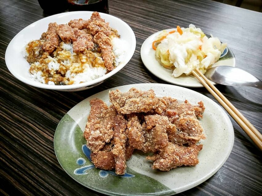 宜蘭宵夜 | #7山之水叉燒肉焿,現點後會再復炸的叉燒,外皮炸得金黃酥脆,一口咬下還能聽到喀滋喀滋的聲響,肉本身已先醃過,灑上一點胡椒鹽就超級夠味 宜蘭宵夜 | #7山之水叉燒肉焿,現點後會再復炸的叉燒,外皮炸得金黃酥脆,一口咬下還能聽到喀滋喀滋的聲響,肉本身已先醃過,灑上一點胡椒鹽就超級夠味