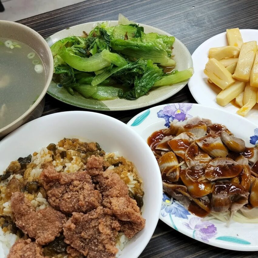宜蘭宵夜 | #7山之水叉燒肉焿,肉焿以柴魚為湯底,勾芡後呈茶褐色,帶點微甜的口味,喝起來相當溫和。不愛喝焿湯也可以選擇藥嫩排骨湯或赤肉湯,清淡樸實的味道,是令人懷念的古早味。 宜蘭宵夜 | #7山之水叉燒肉焿,肉焿以柴魚為湯底,勾芡後呈茶褐色,帶點微甜的口味,喝起來相當溫和。不愛喝焿湯也可以選擇藥嫩排骨湯或赤肉湯,清淡樸實的味道,是令人懷念的古早味。