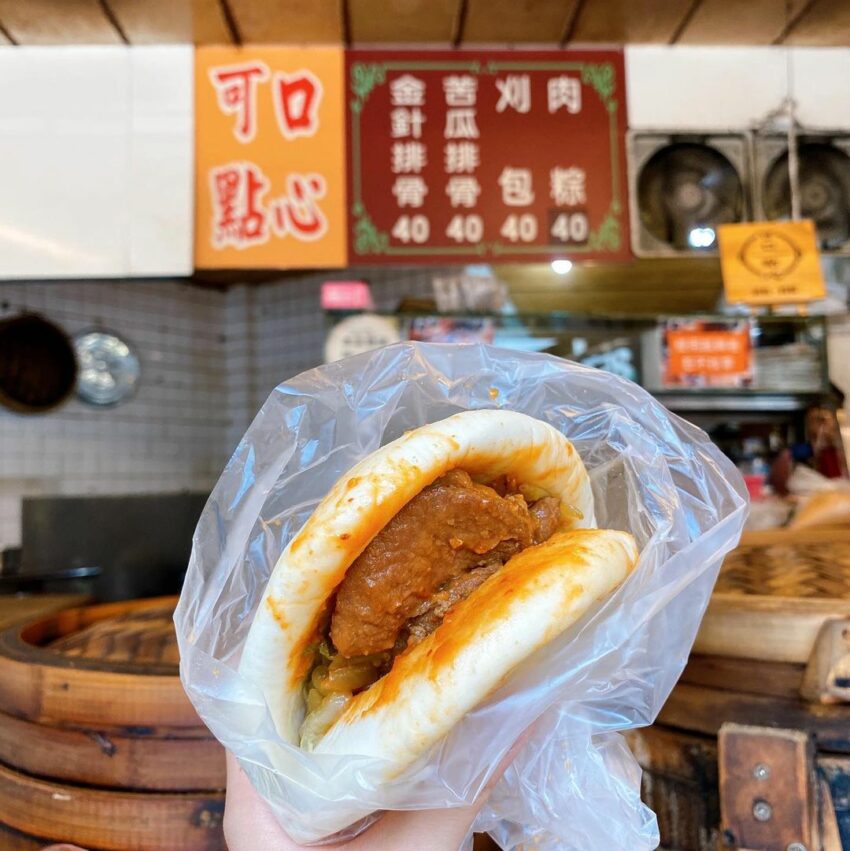 宜蘭宵夜 | #8可口點心,白嫩嫩的外皮口感Q軟,滷肉的肉汁滲進麵皮裡,增加了口感上的豐富度,除了滷肉,還加入了酸菜、花生粉、以及店家特製的醬汁,甜鹹的平衡控制得剛剛好。 宜蘭宵夜 | #8可口點心,白嫩嫩的外皮口感Q軟,滷肉的肉汁滲進麵皮裡,增加了口感上的豐富度,除了滷肉,還加入了酸菜、花生粉、以及店家特製的醬汁,甜鹹的平衡控制得剛剛好。