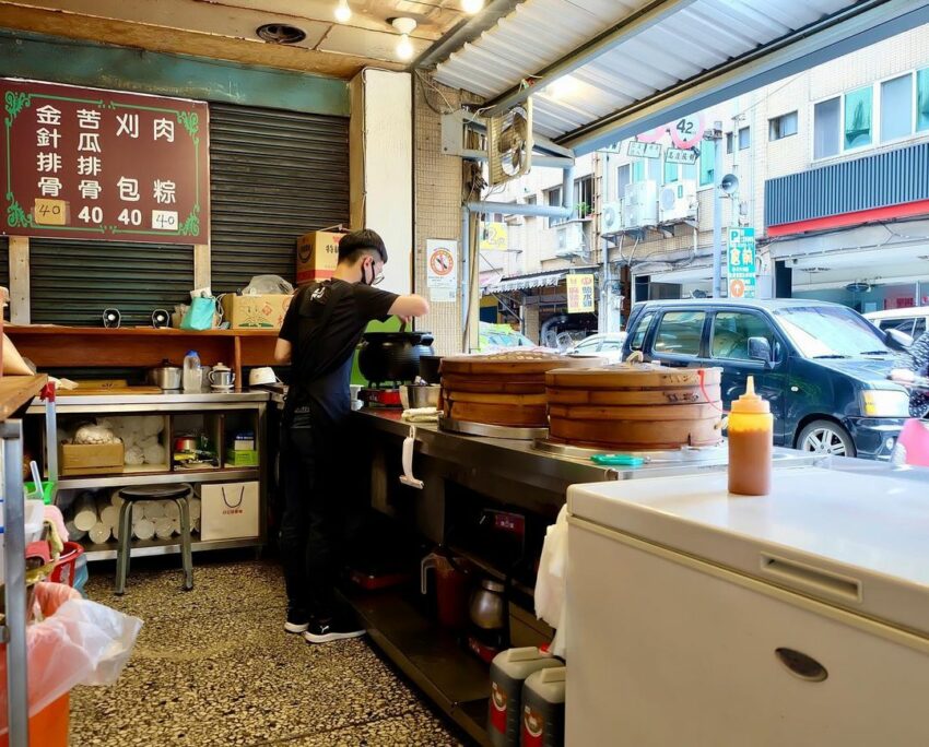 宜蘭宵夜 | #8可口點心,肉粽相當扎實,包進了超大的瘦肉塊和香菇、花生,糯米黏糯香軟,再淋上甜辣醬,做為止飢的小點心,大小恰恰合適。 宜蘭宵夜 | #8可口點心,肉粽相當扎實,包進了超大的瘦肉塊和香菇、花生,糯米黏糯香軟,再淋上甜辣醬,做為止飢的小點心,大小恰恰合適。