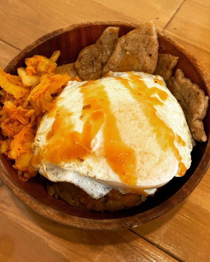 宜蘭宵夜 | #9食至名龜(羅東店),食至名龜利用創意,把傳統的油飯變成令人回味無窮的黯然消魂飯,在油飯上放上一顆鮮嫩的半熟煎蛋,加上豬排、韓式泡菜的組合,實在讓人難以想像。傳承自阿嬤手藝的油飯,用香菇、蝦仁、油蔥酥爆香,與糯米拌勻後,便成了顆粒分明的美味油飯 宜蘭宵夜 | #9食至名龜(羅東店),食至名龜利用創意,把傳統的油飯變成令人回味無窮的黯然消魂飯,在油飯上放上一顆鮮嫩的半熟煎蛋,加上豬排、韓式泡菜的組合,實在讓人難以想像。傳承自阿嬤手藝的油飯,用香菇、蝦仁、油蔥酥爆香,與糯米拌勻後,便成了顆粒分明的美味油飯