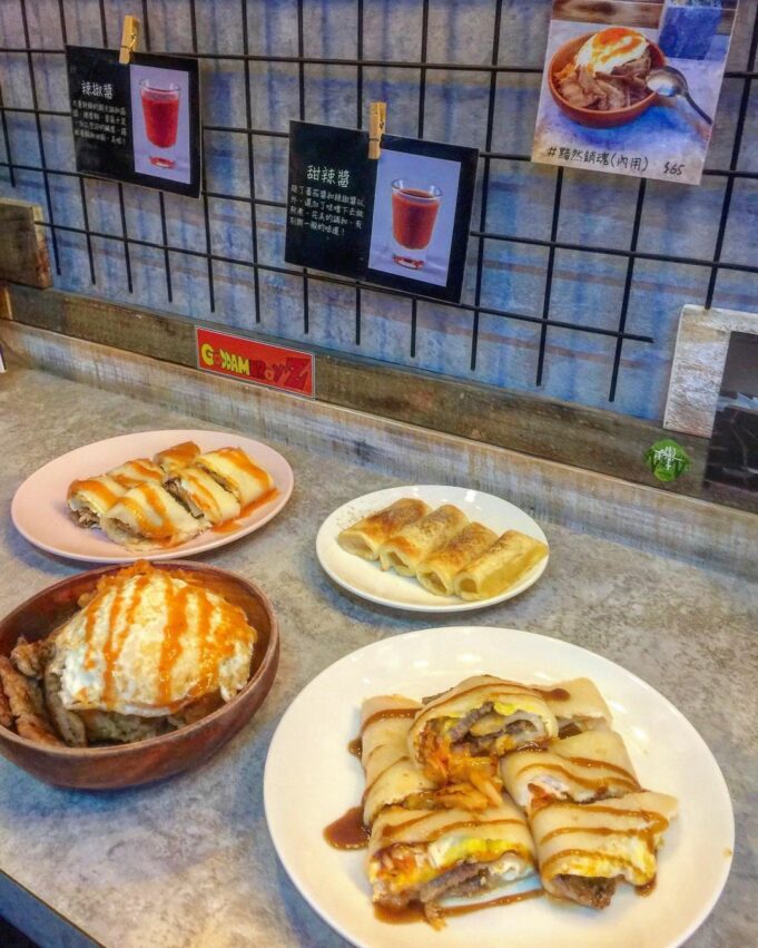 宜蘭宵夜 | #9食至名龜(羅東店),糕渣蛋餅則是宜蘭才有的創意料理,比外頭更加軟Q的糕渣,與軟嫩的粉漿蛋餅皮相得益彰,軟上加軟的口感,幾乎達到入口即化的程度啦,咬下後糕渣的精華瞬間爆開塞滿了整個口腔,食用時千萬要小心燙口哦。 宜蘭宵夜 | #9食至名龜(羅東店),糕渣蛋餅則是宜蘭才有的創意料理,比外頭更加軟Q的糕渣,與軟嫩的粉漿蛋餅皮相得益彰,軟上加軟的口感,幾乎達到入口即化的程度啦,咬下後糕渣的精華瞬間爆開塞滿了整個口腔,食用時千萬要小心燙口哦。
