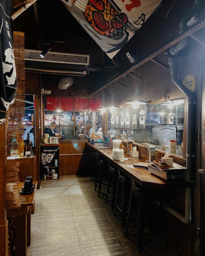 宜蘭宵夜 | #10林北烤好串燒酒場,推薦的料理有使用宜蘭三星蔥和櫻桃鴨的櫻桃鴨蔥捲,有著豐富油脂的櫻桃鴨肉質水潤不乾柴,烤過後更為香甜的三星蔥,讓鴨肉的風味更加豐富 宜蘭宵夜 | #10林北烤好串燒酒場,推薦的料理有使用宜蘭三星蔥和櫻桃鴨的櫻桃鴨蔥捲,有著豐富油脂的櫻桃鴨肉質水潤不乾柴,烤過後更為香甜的三星蔥,讓鴨肉的風味更加豐富
