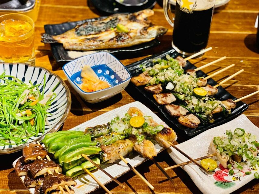 宜蘭宵夜 | #11路邊烤肉wildbbq 創始店,路邊烤肉提供居酒屋的用餐環境和食物品質,但價格卻有如路邊攤一般的平價,是公認的CP值爆表的超火紅宵夜選擇哦!櫃台上一串串肉質飽滿的烤肉串,和顏色鮮艷的蔬菜串,正等著客人們前來認購。 宜蘭宵夜 | #11路邊烤肉wildbbq 創始店,路邊烤肉提供居酒屋的用餐環境和食物品質,但價格卻有如路邊攤一般的平價,是公認的CP值爆表的超火紅宵夜選擇哦!櫃台上一串串肉質飽滿的烤肉串,和顏色鮮艷的蔬菜串,正等著客人們前來認購。