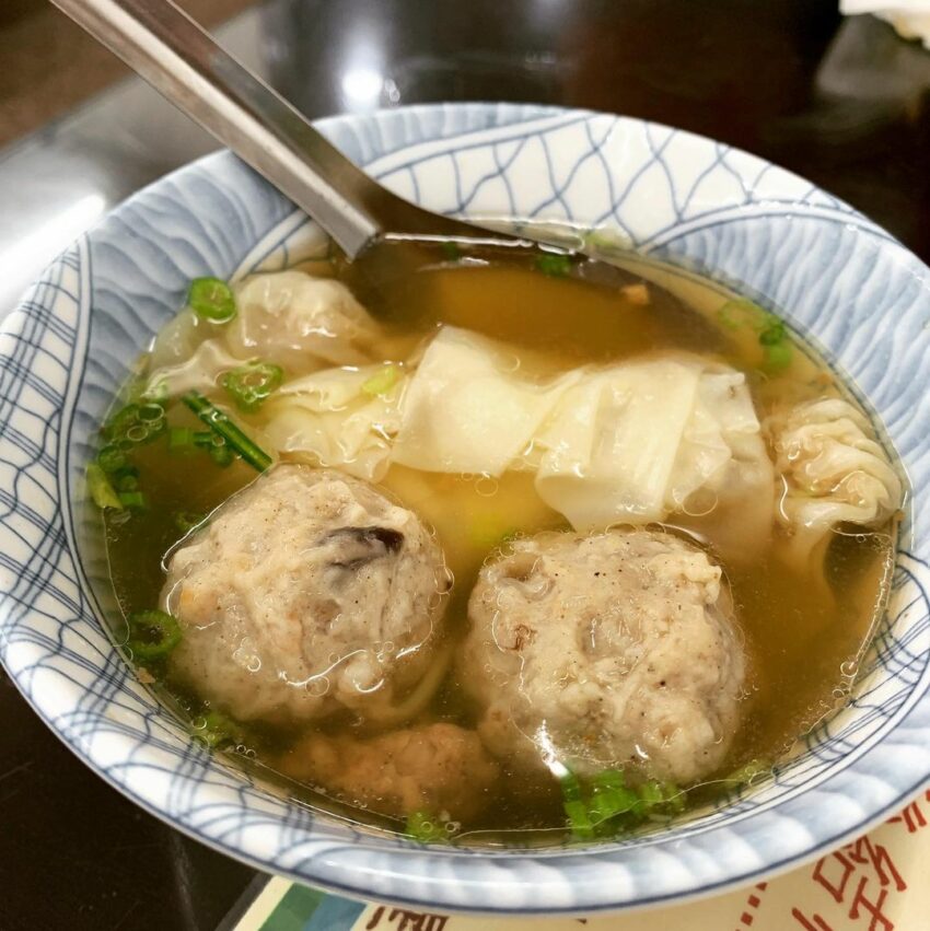宜蘭宵夜 | #1大麵章,沙茶乾麵蒜香與沙茶香比例平衡,不衝鼻卻又刺激食慾,沙茶醬甜鹹的滋味濃郁又不膩口,再加上一題特製辣椒,使得整碗麵的層次又更上一層樓。 宜蘭宵夜