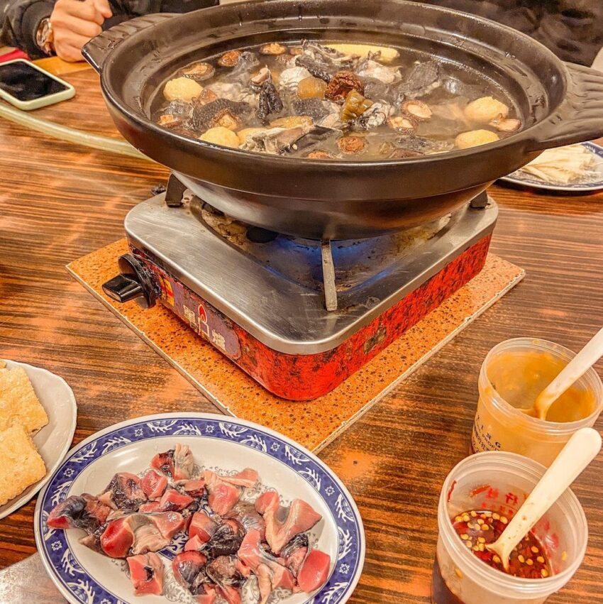 宜蘭宵夜 | #3皇帝食補壯陽雞,號稱宜蘭冬天必吃的鍋物,是許多在地人的口袋清單。壯陽雞其實就是用烏骨雞熬的湯頭,沒有加任何人工調味,每一口都清甜 宜蘭宵夜 | #3皇帝食補壯陽雞,號稱宜蘭冬天必吃的鍋物,是許多在地人的口袋清單。壯陽雞其實就是用烏骨雞熬的湯頭,沒有加任何人工調味,每一口都清甜