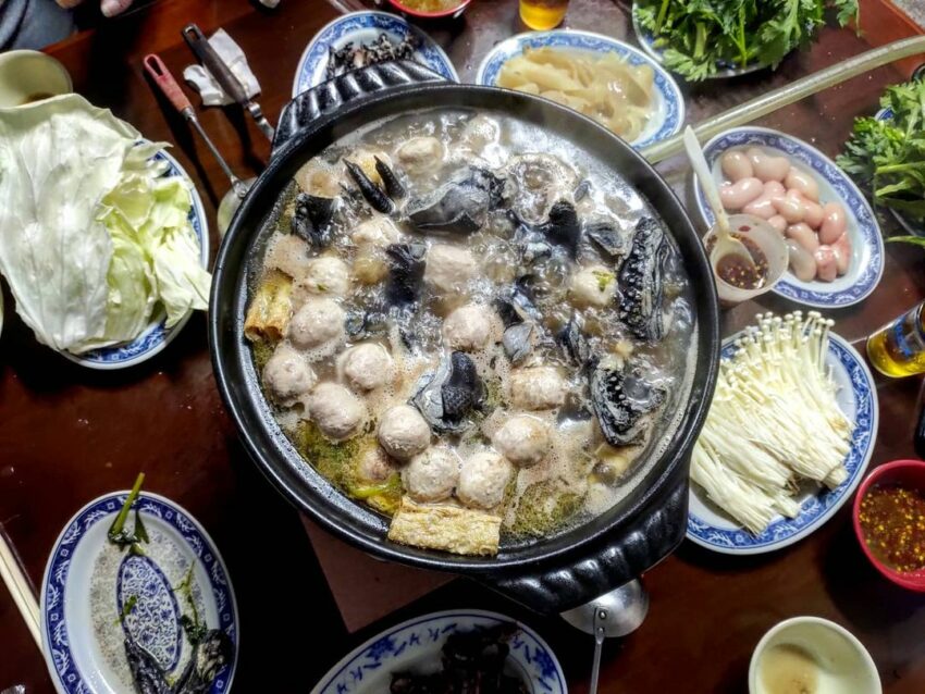 宜蘭宵夜 | #3皇帝食補壯陽雞,每桌必點的鴨肉丸,吃得到真材實料的脆彈,沒有加入澱粉的軟爛感;自製的千層凍豆腐,綿軟的口感吸飽了雞湯的風味,咬下時要小心湯汁燙口。店家自製的豆腐乳是點睛之品 宜蘭宵夜 | #3皇帝食補壯陽雞,每桌必點的鴨肉丸,吃得到真材實料的脆彈,沒有加入澱粉的軟爛感;自製的千層凍豆腐,綿軟的口感吸飽了雞湯的風味,咬下時要小心湯汁燙口。店家自製的豆腐乳是點睛之品