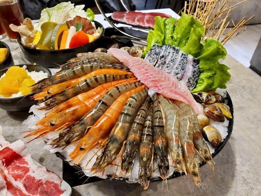沙鹿美食｜Yü's宇良食，新鮮又飽滿的海鮮是這裡最引以自豪的特色，就連做為湯底的蛤蜊與蜆，都是嚴選過的頂極好物。不論是涮上牛肉或豬肉，入口極花的油花混著鮮美的海鮮湯頭，吃再多都不會膩
