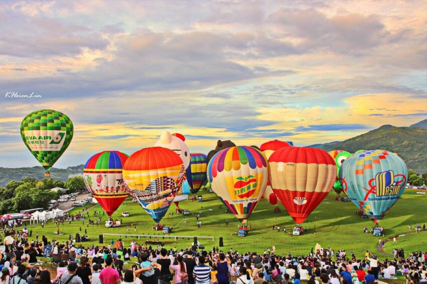 2023台東熱氣球 慢慢飄向空中，彷彿準備翱翔於天空