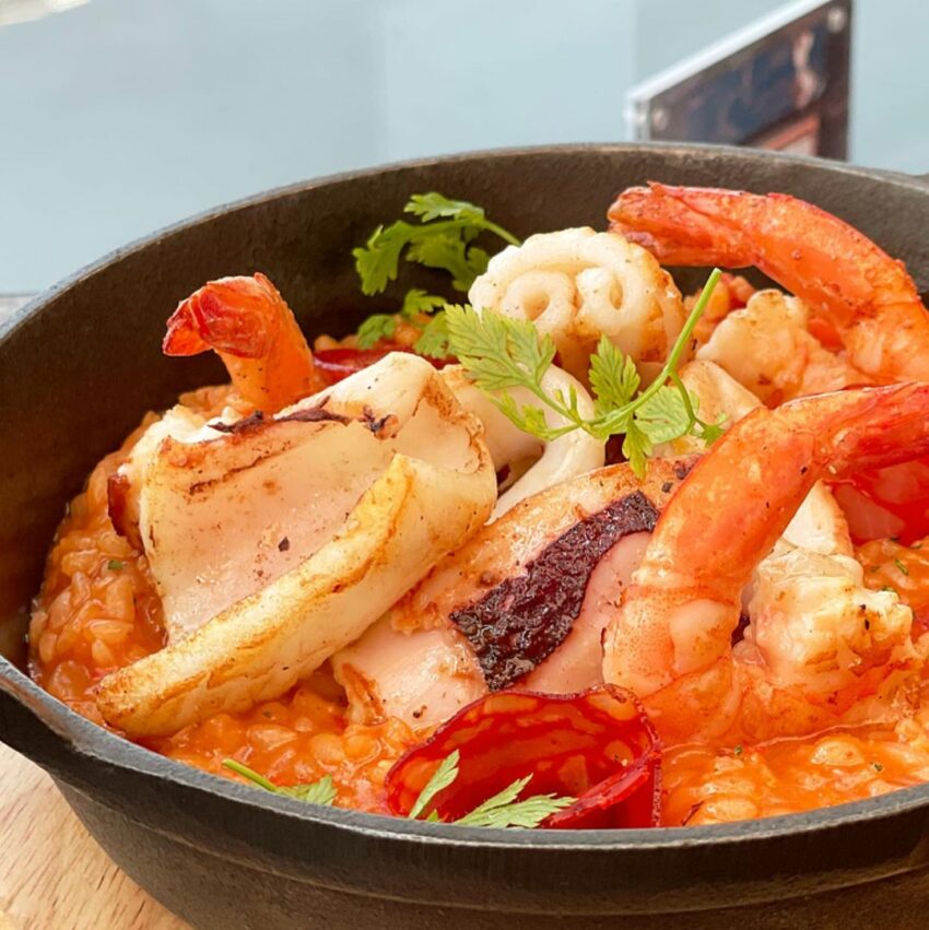 高雄酒吧推薦|＃4 眺吧餐酒館 The Lookout Bistro & Bar，眺吧的餐點由米其林主廚主導，使用在地的食材打造的創意菜色，不論是色、香、味無一不完美，以如此優質的地點和廚師陣容，餐點價格卻十分的親民，餐食份量充足有誠意，CP值超級高。