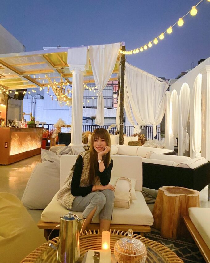 高雄酒吧推薦|＃7 沾 먹고 마시고，沾的調酒自然也是韓系路線，炸彈酒、燒酒可樂、燒啤組合，韓劇裡主角聚會必喝的組合這裡都有，店家還會拿出韓國常完的酒桌遊戲，讓客人體驗道地的韓國喝酒文化。