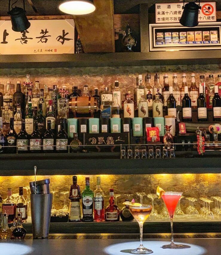 高雄酒吧推薦|＃1 上善若水-Goodness Bistro，隨著調酒師優雅的動作，與雪克杯搖動的聲音，每位客人都能在此放鬆自己，隨意與調酒師聊上幾句，再啜飲一口調酒，忙碌的一天就適合用這樣愜意的夜晚來結束。