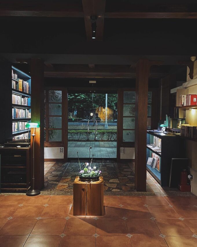 高雄酒吧推薦|＃2 三千- Atman Space，如果你對威士忌有興趣，不妨和老闆聊聊每瓶酒背後的故事吧。