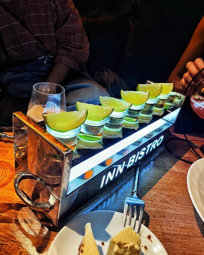 高雄酒吧推薦|＃3 癮吧 Inn Bistro，癮吧的裝潢像是六七十年代的美國東岸，古董傢俱與紅色磚牆，熱鬧活潑的氣氛，感覺就像在開趴一樣，每位客人臉上都是歡樂的笑容。