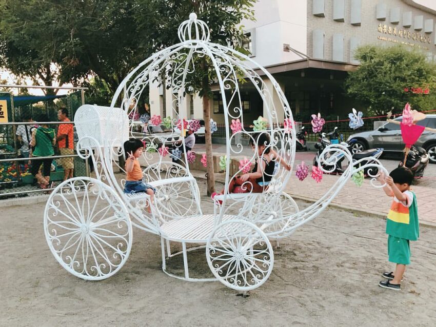 草屯景點|草屯兒童樂園,多功能溜滑梯、沙坑、攀爬網、平衡木、盪鞦韆、彩球池...等,快樂玩耍的同時,還能訓練身體平衡與協調力,不論是哪個年齡層的孩子,都能在此努力放電,玩到筋疲力盡再回家。 草屯景點|草屯兒童樂園,多功能溜滑梯、沙坑、攀爬網、平衡木、盪鞦韆、彩球池...等,快樂玩耍的同時,還能訓練身體平衡與協調力,不論是哪個年齡層的孩子,都能在此努力放電,玩到筋疲力盡再回家。