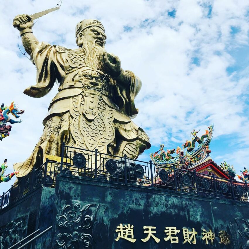 草屯景點|草屯敦和宮,擁有全台最大的財神爺神像,銅製的財神爺高162尺,放置於廟中的最上方,居高臨下的俯視著腳下的參拜者們,非常的威嚴雄武。廟宇共有7樓,奉有張天師、玉皇大帝、太乙真人等道教神祈 草屯景點|草屯敦和宮,擁有全台最大的財神爺神像,銅製的財神爺高162尺,放置於廟中的最上方,居高臨下的俯視著腳下的參拜者們,非常的威嚴雄武。廟宇共有7樓,奉有張天師、玉皇大帝、太乙真人等道教神祈
