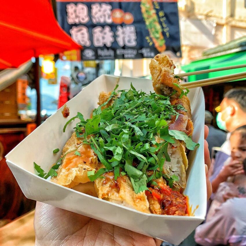 日月潭美食|必吃特色小吃,總統魚酥捲,菜單上除了魚酥捲,也有肉捲可以選擇,蔥肉口味多汁鹹香,是和魚酥捲截然不同的味道,內用還有羹湯和小菜可以搭配,不論是做正餐或吃點心,都非常適合。 日月潭美食|必吃特色小吃,總統魚酥捲,菜單上除了魚酥捲,也有肉捲可以選擇,蔥肉口味多汁鹹香,是和魚酥捲截然不同的味道,內用還有羹湯和小菜可以搭配,不論是做正餐或吃點心,都非常適合。