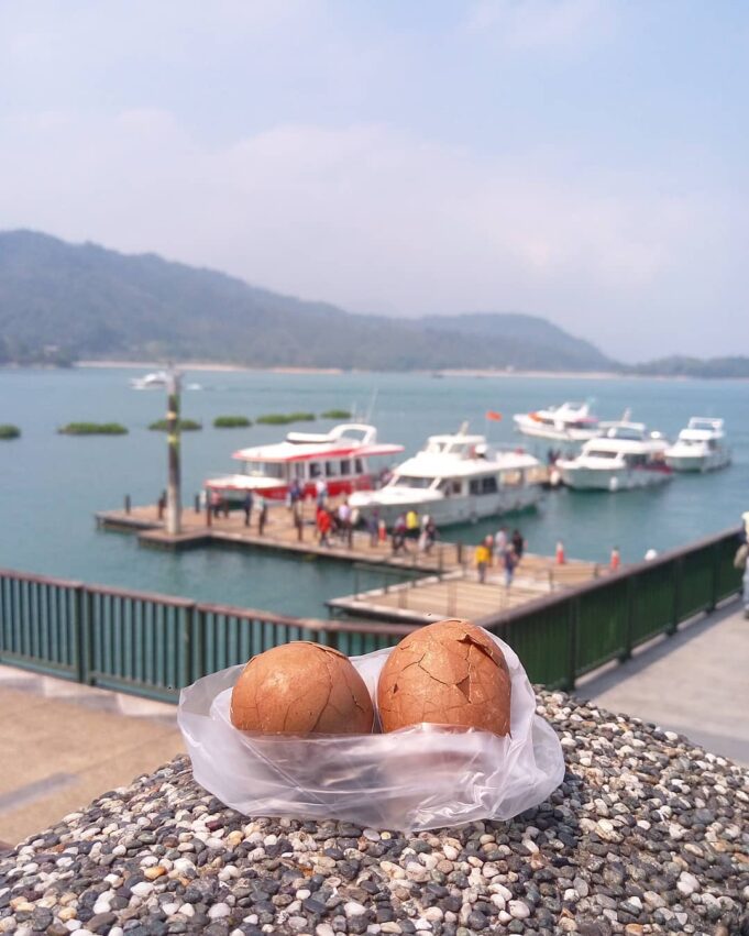 日月潭美食|必吃特色小吃,位於玄光寺山腳下的金盆阿嬤香菇茶葉蛋,也被民眾暱稱為阿婆茶葉蛋,是每個到日月潭的遊客必朝聖的特色美食 日月潭美食|必吃特色小吃,位於玄光寺山腳下的金盆阿嬤香菇茶葉蛋,也被民眾暱稱為阿婆茶葉蛋,是每個到日月潭的遊客必朝聖的特色美食