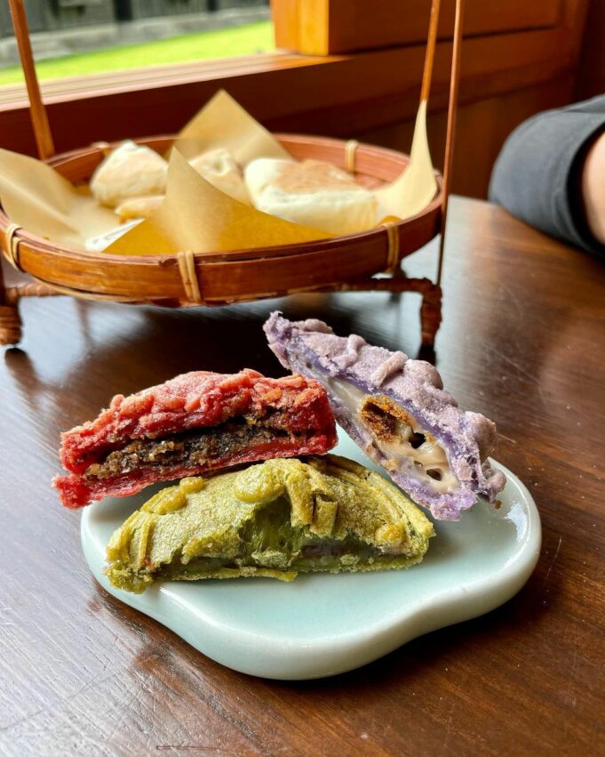 日月潭美食|下午茶咖啡廳,日月潭 湖的怪物將阿嬤時代的紅龜粿變得好文青,有別於傳統用蒸的粿,店家使用自己設計的烤模來烤粿,製作出花生芝麻、芋頭、抹茶三支可愛的湖怪 日月潭美食|下午茶咖啡廳,日月潭 湖的怪物將阿嬤時代的紅龜粿變得好文青,有別於傳統用蒸的粿,店家使用自己設計的烤模來烤粿,製作出花生芝麻、芋頭、抹茶三支可愛的湖怪