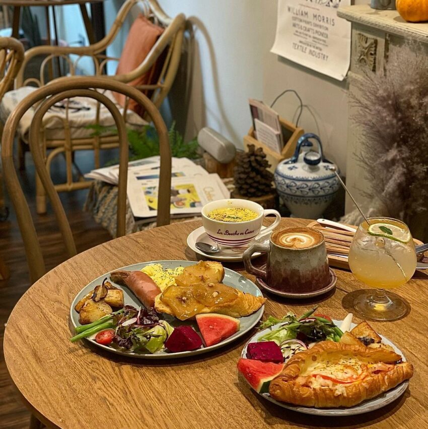 日月潭美食|下午茶咖啡廳,日月潭遊牧 Nomad day café是以早午餐和甜點聞名的咖啡廳,小編推薦大家早晨到日月潭散步或騎腳踏車後,可以順道到Nomad day cafe吃個早午餐,再回飯店退房。 日月潭美食|下午茶咖啡廳,日月潭遊牧 Nomad day café是以早午餐和甜點聞名的咖啡廳,小編推薦大家早晨到日月潭散步或騎腳踏車後,可以順道到Nomad day cafe吃個早午餐,再回飯店退房。