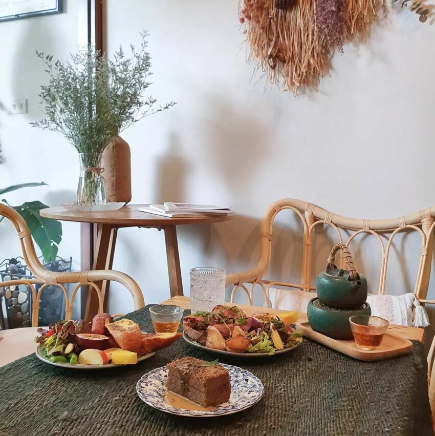 日月潭美食|下午茶咖啡廳,日月潭遊牧 Nomad day café店內餐點融合了法式、澳式及台式料理,採用當地農民栽種的當季蔬果,以及魚池鄉有名的魚光窯烤麵包,讓餐點不僅美味,而且健康、新鮮 日月潭美食|下午茶咖啡廳,日月潭遊牧 Nomad day café店內餐點融合了法式、澳式及台式料理,採用當地農民栽種的當季蔬果,以及魚池鄉有名的魚光窯烤麵包,讓餐點不僅美味,而且健康、新鮮