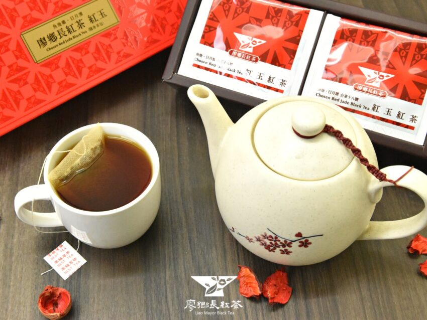日月潭美食|伴手禮,廖鄉長紅茶故事館更有揉合了不同花香的紅玉花茶,淡雅的花香與紅玉特有的清涼薄荷感,完美平衡的茶香,是女孩子都會喜歡的味道。 日月潭美食|伴手禮,廖鄉長紅茶故事館更有揉合了不同花香的紅玉花茶,淡雅的花香與紅玉特有的清涼薄荷感,完美平衡的茶香,是女孩子都會喜歡的味道。