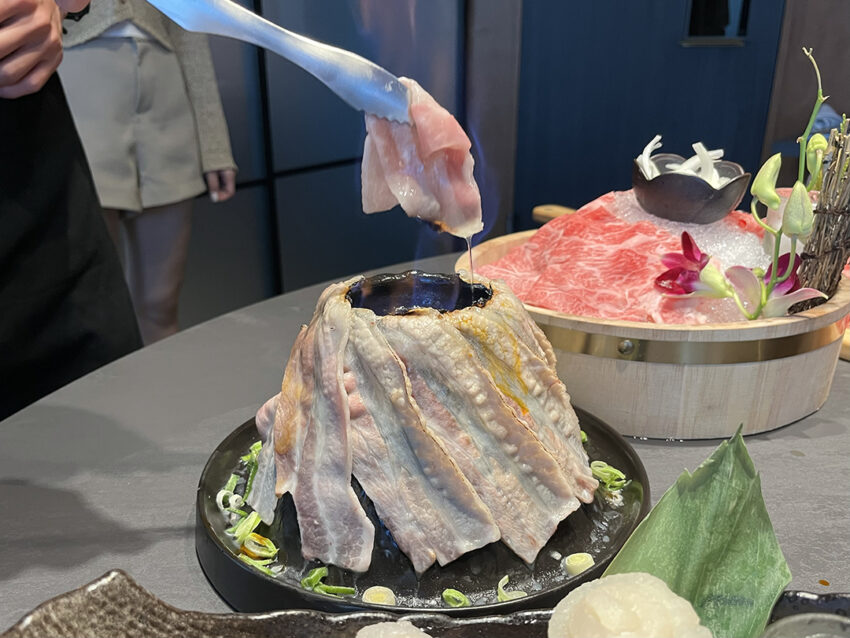 岩漿火鍋 火焰炙燒豬