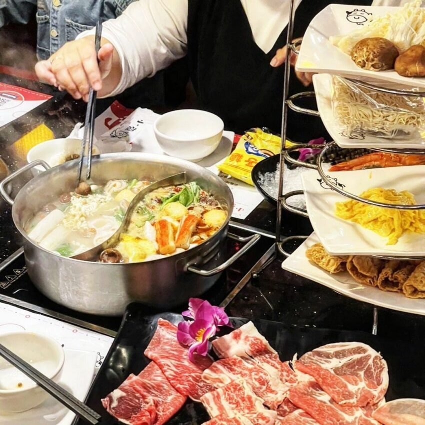 高雄吃到飽|鍋物吃到飽,小蒙牛頂級麻辣鍋夢時代店,養生鍋湯頭香醇濃厚,麻辣鍋溫和不嗆,吃完隔天也不怕腸胃痛。 高雄吃到飽 高雄Buffet