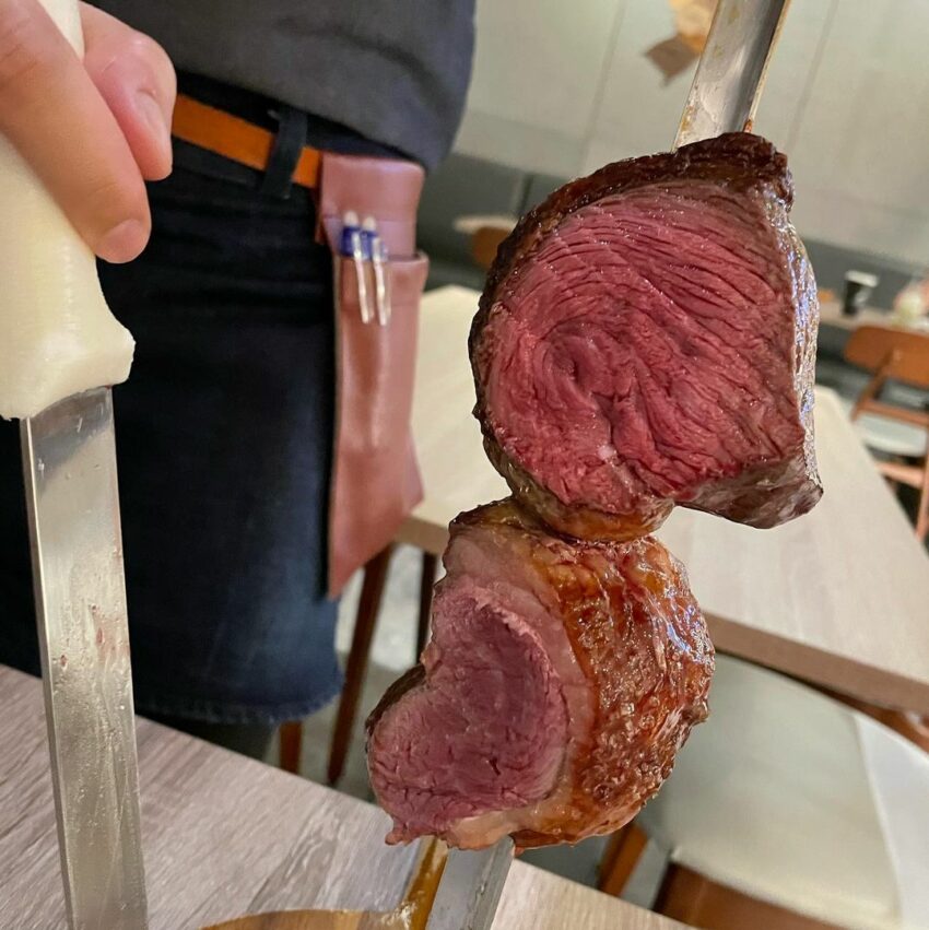 高雄吃到飽,嗜肉者的天堂,Cut It Off麥鬧巴西烤肉,有超過10種的烤肉可以選擇,服務人員會拿著剛烤好的烤串到桌邊詢問,光是牛肉就有牛小排、菲力、沙朗、後腰肉等各種部份 高雄吃到飽 高雄Buffet