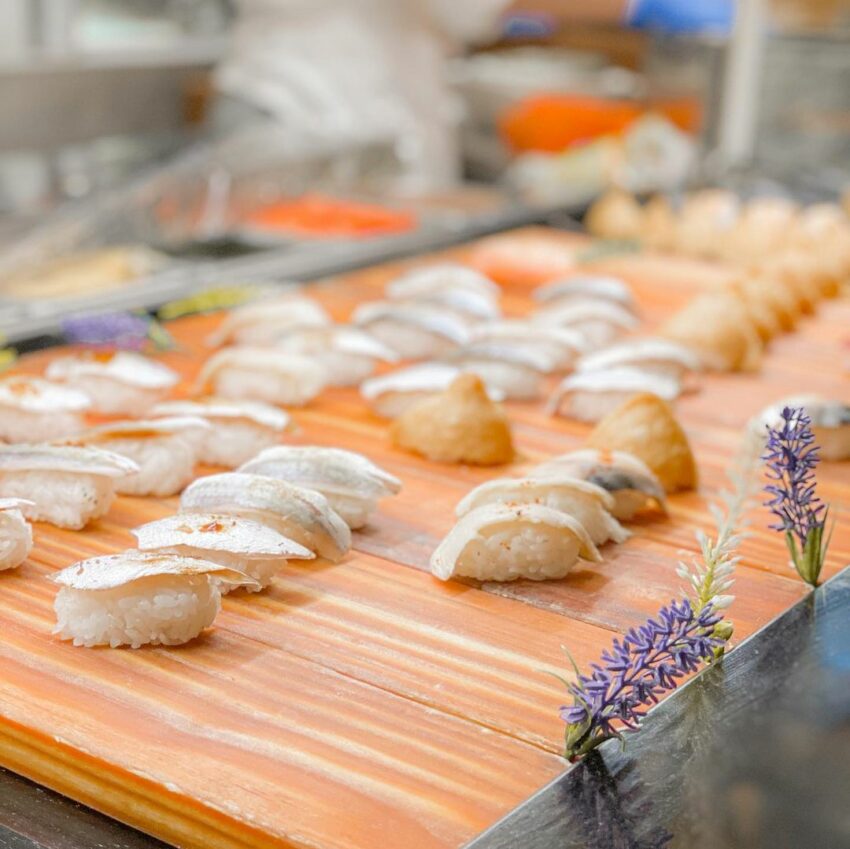 高雄吃到飽|海鮮Buffet推薦,高雄漢來大飯店|漢來海港自助餐每個月都提供最當季的現撈海鮮,生魚片區隨時提供多種魚鮮,新鮮度掛保證,日式料理區除了壽司之外,少見的散壽司也有好幾樣呢! 高雄吃到飽 高雄Buffet