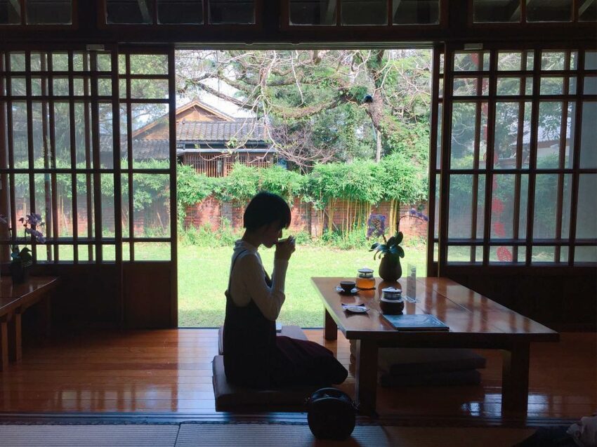 宜蘭市景點|宜蘭文學館現為餐廳，不論用不用餐都能入內拍拍外觀，綠色草皮鋪著白色石子，深色的木造房舍，靜謐的空間，韻味十足。