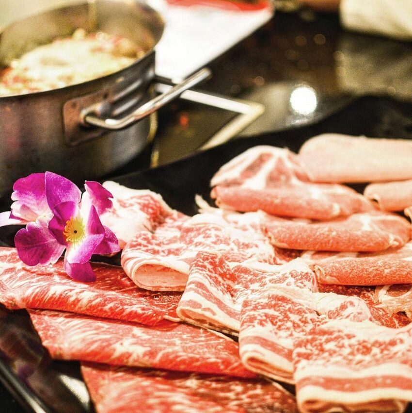 高雄吃到飽|鍋物吃到飽,小蒙牛頂級麻辣鍋夢時代店,店內價位依菜單不同從639元到849元分為三種價位,不用千元就可享用天使紅蝦、伊比利名品豬、九孔鮑等名貴食材吃到飽,CP值超級高。 高雄吃到飽 高雄Buffet