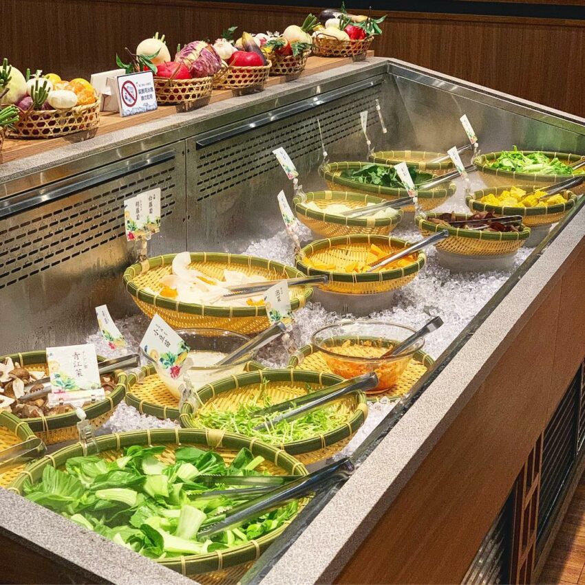高雄吃到飽,涮乃葉 高雄SKM Park店- 捷運草衙站,來到涮乃葉首先必吃野菜,多達十多種的野菜,會依照季節不同,提供最當季且適合煮火鍋的品項,根莖類、葉菜類、菇類等應有盡有 高雄吃到飽 高雄Buffet