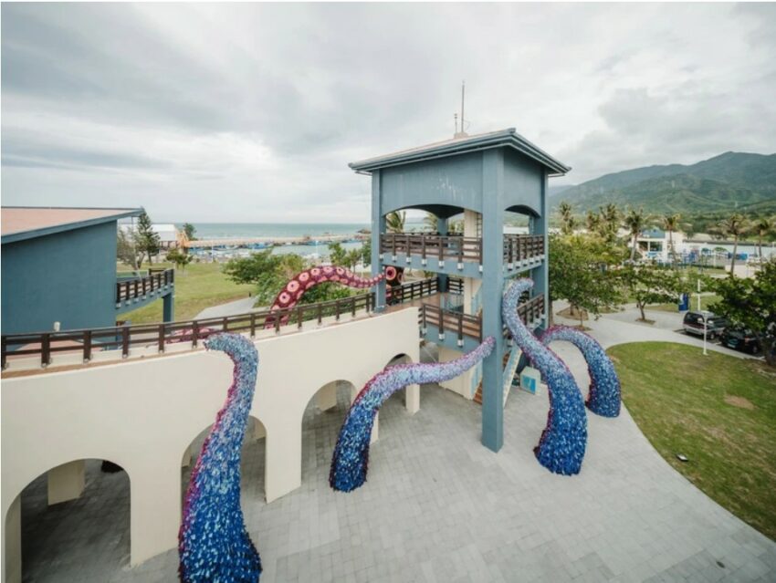 落山風藝術季 屏東落山風藝術季|活動亮點介紹! 三大展區,11件地景藝術+無敵海景超唯美!夜晚點燈更迷人~ 落山風藝術季 2023 2022落山風藝術季